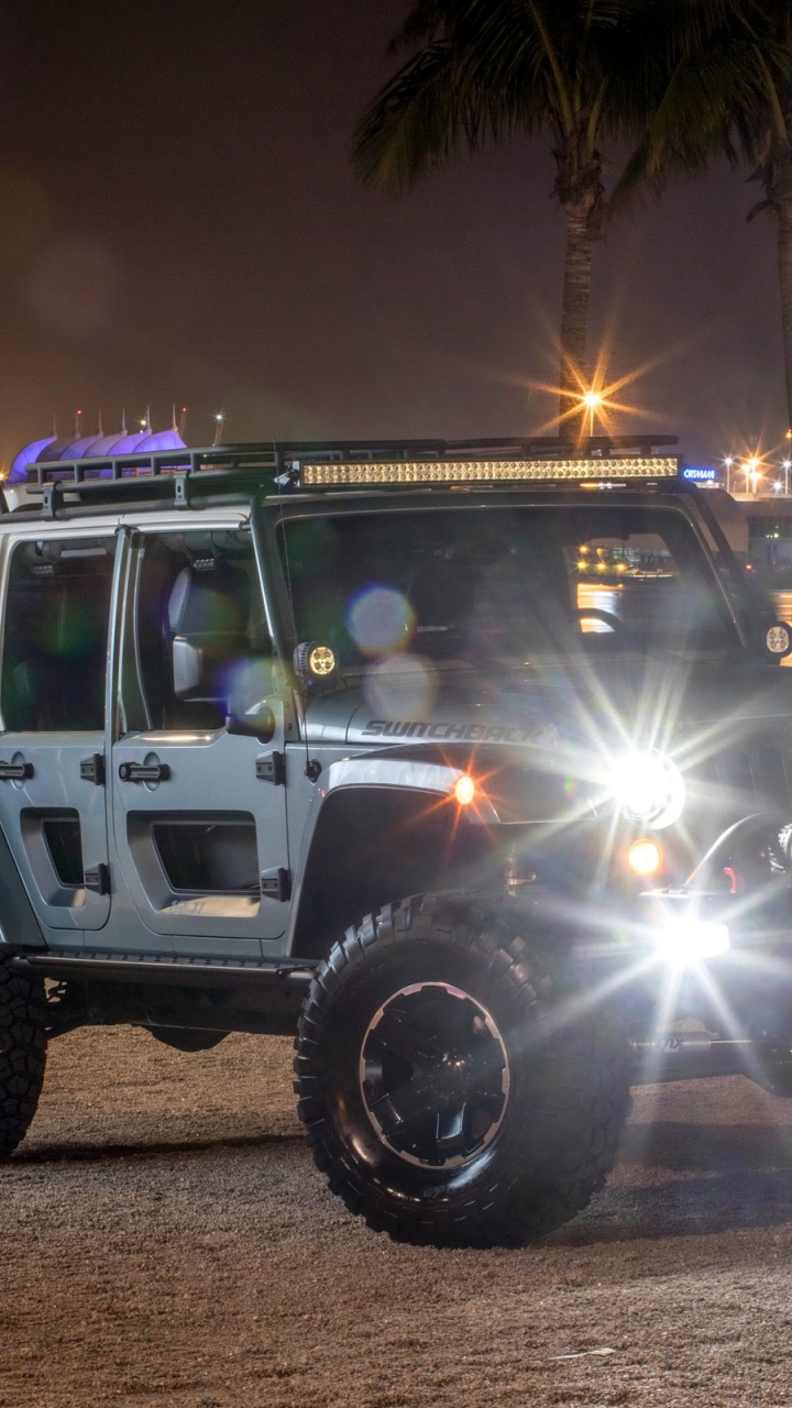Schwarz-Weiß-Jeep-Wrangler Unterwegs Während Der Nacht. Wallpaper in 720x1280 Resolution