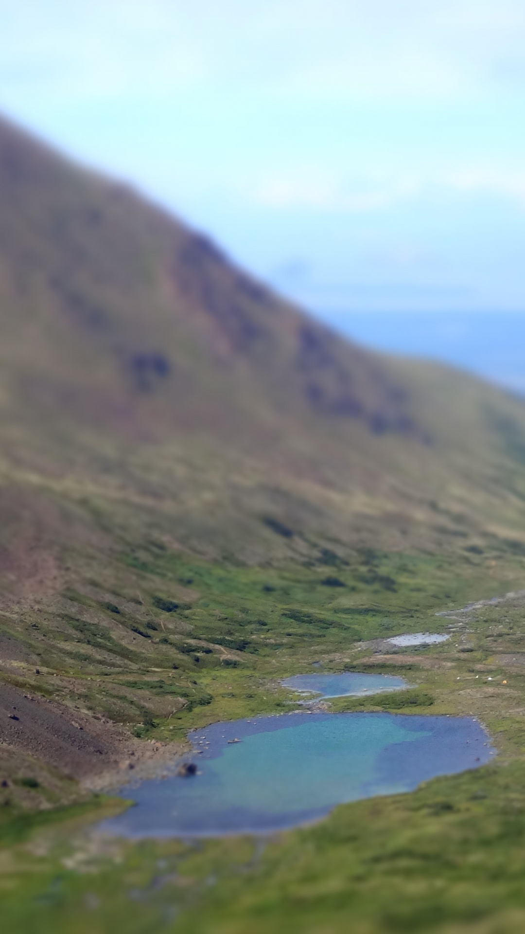 Montagnes Vertes Près du Lac Sous Des Nuages Blancs Pendant la Journée. Wallpaper in 1080x1920 Resolution