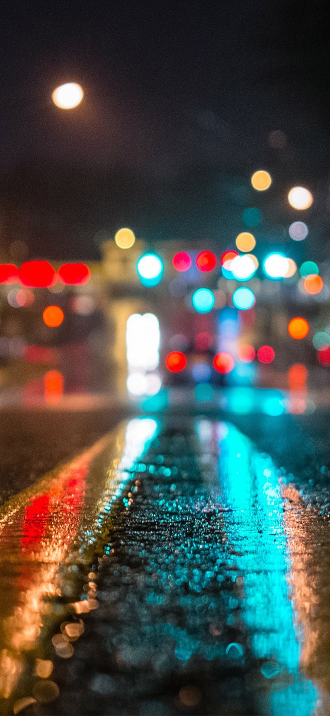 Rue de la Ville Avec Des Lumières Pendant la Nuit. Wallpaper in 1125x2436 Resolution