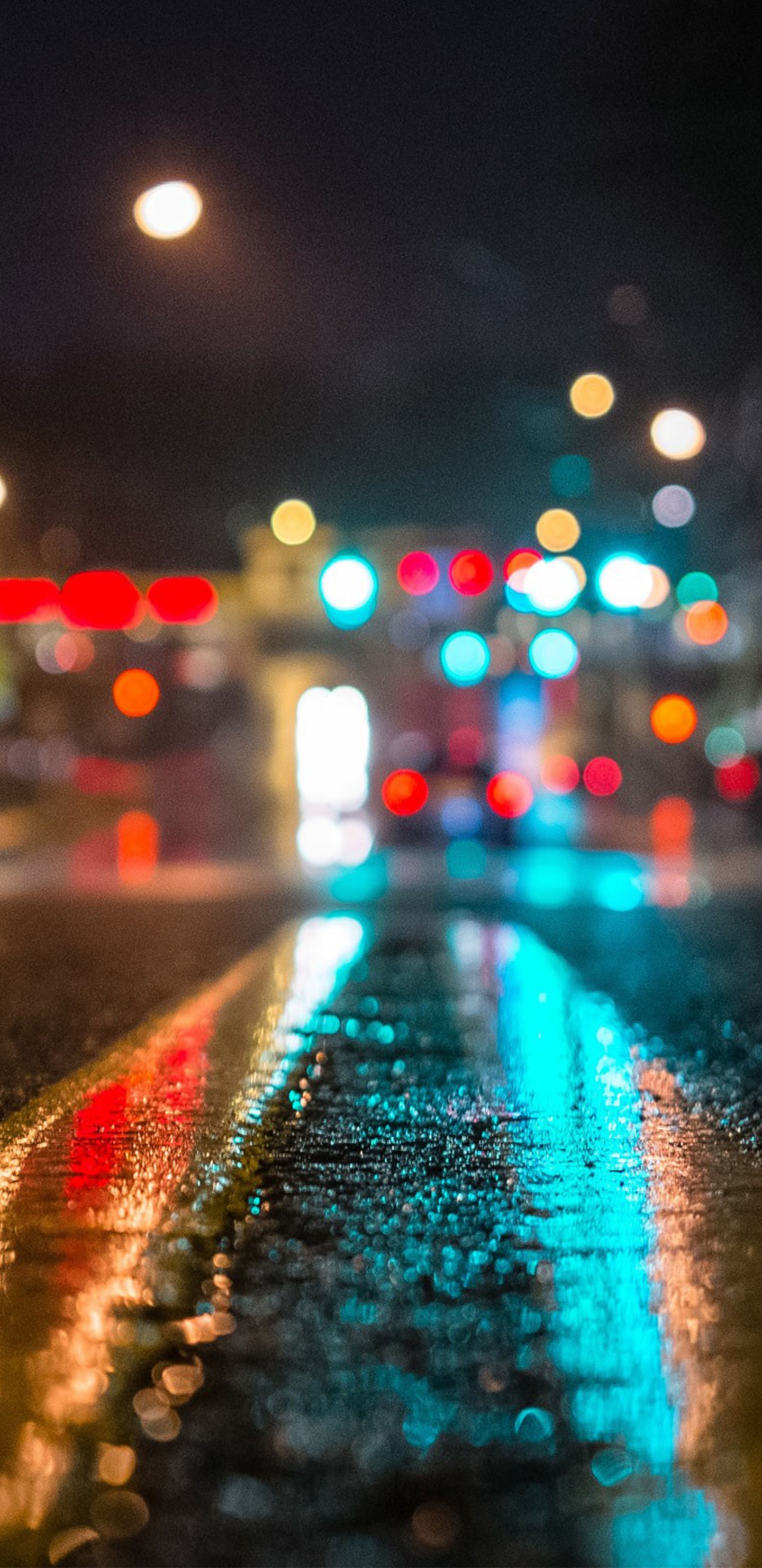Rue de la Ville Avec Des Lumières Pendant la Nuit. Wallpaper in 1440x2960 Resolution