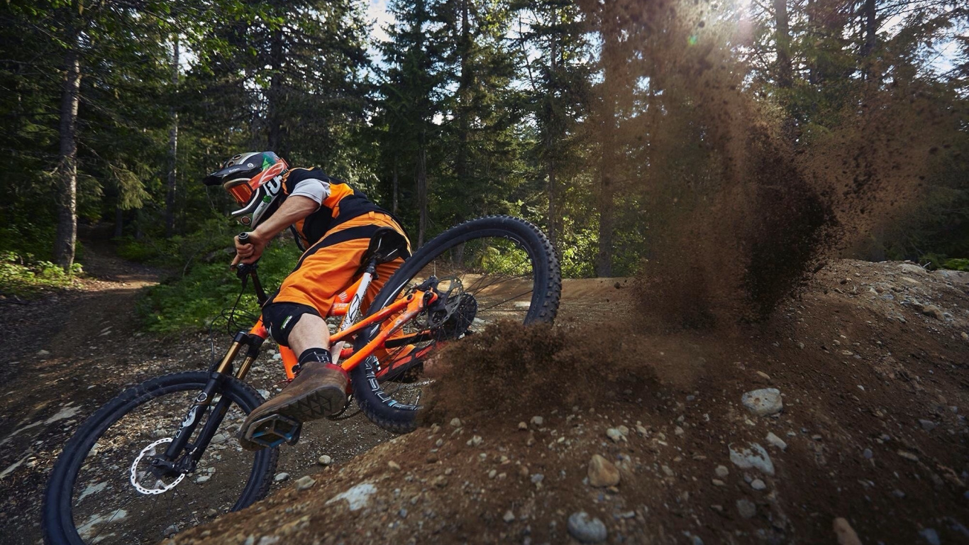 Hombre de Chaqueta Naranja Montando en Bicicleta de Montaña Negra. Wallpaper in 1366x768 Resolution