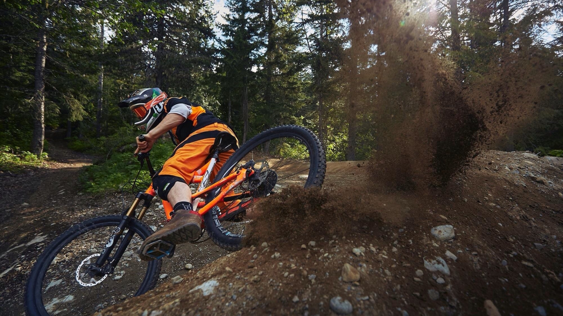 Mann in Orangefarbener Jacke, Der Auf Schwarzem Mountainbike Fährt Riding. Wallpaper in 1920x1080 Resolution