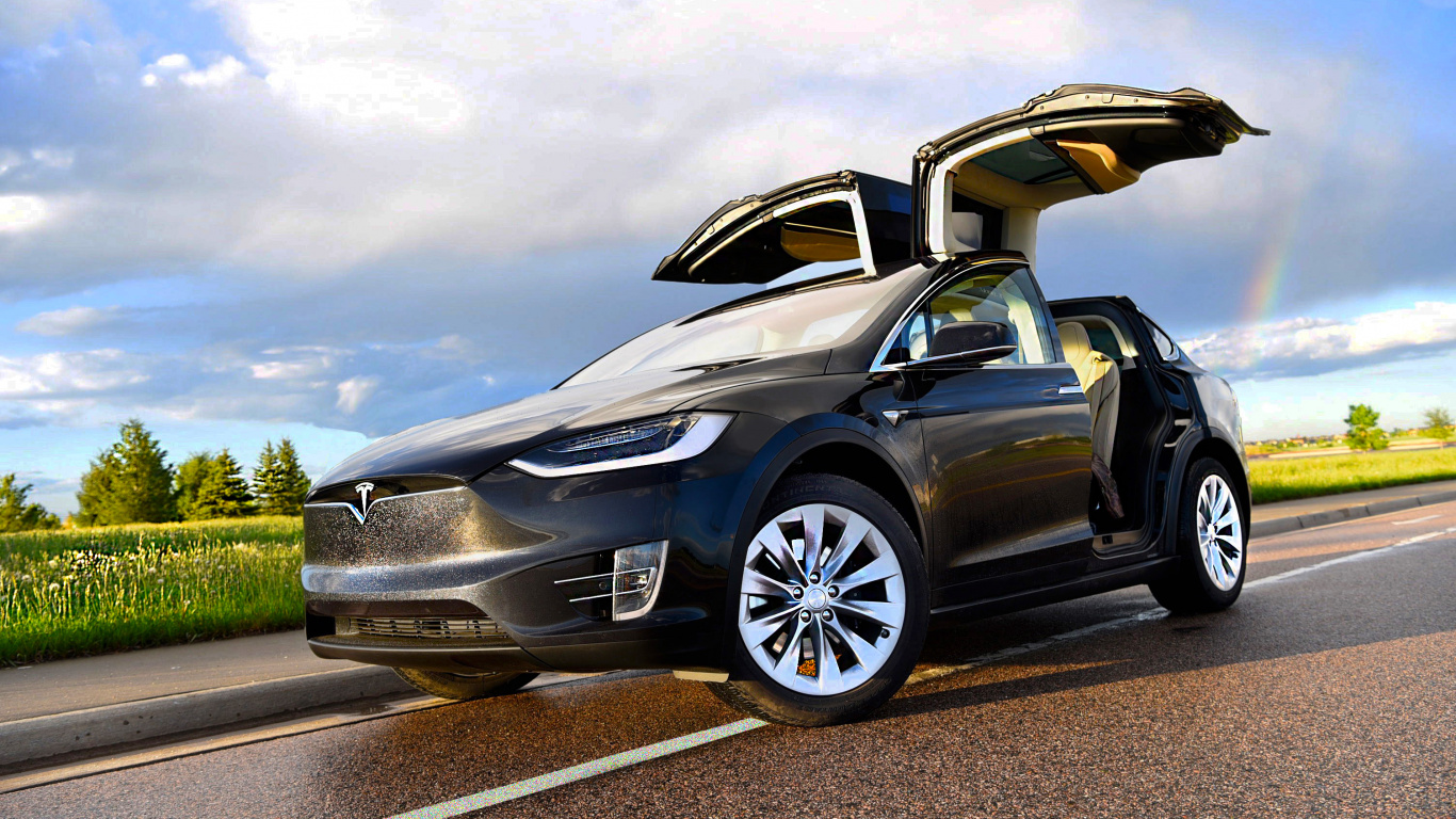 Schwarzer Porsche 911 Tagsüber Unterwegs. Wallpaper in 1366x768 Resolution