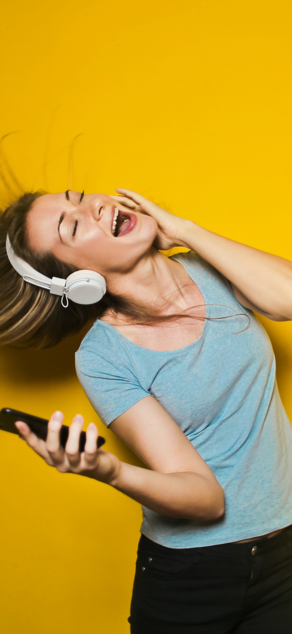 Spotify, Gelb, Arm, Schulter, Joint. Wallpaper in 1125x2436 Resolution