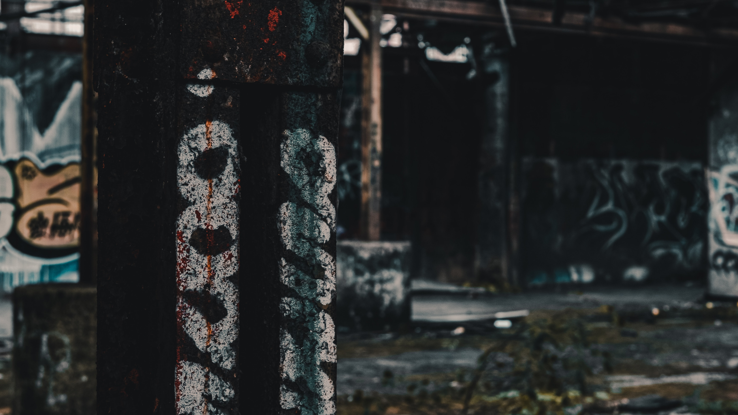 Black and White Wooden Post. Wallpaper in 2560x1440 Resolution