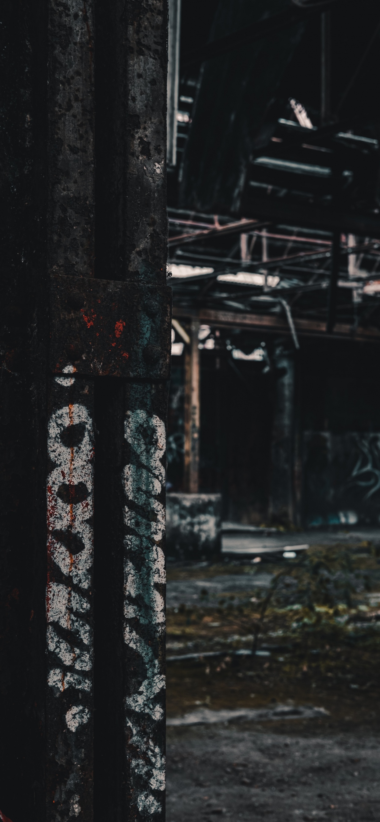 Schwarz-weißer Holzpfosten. Wallpaper in 1242x2688 Resolution