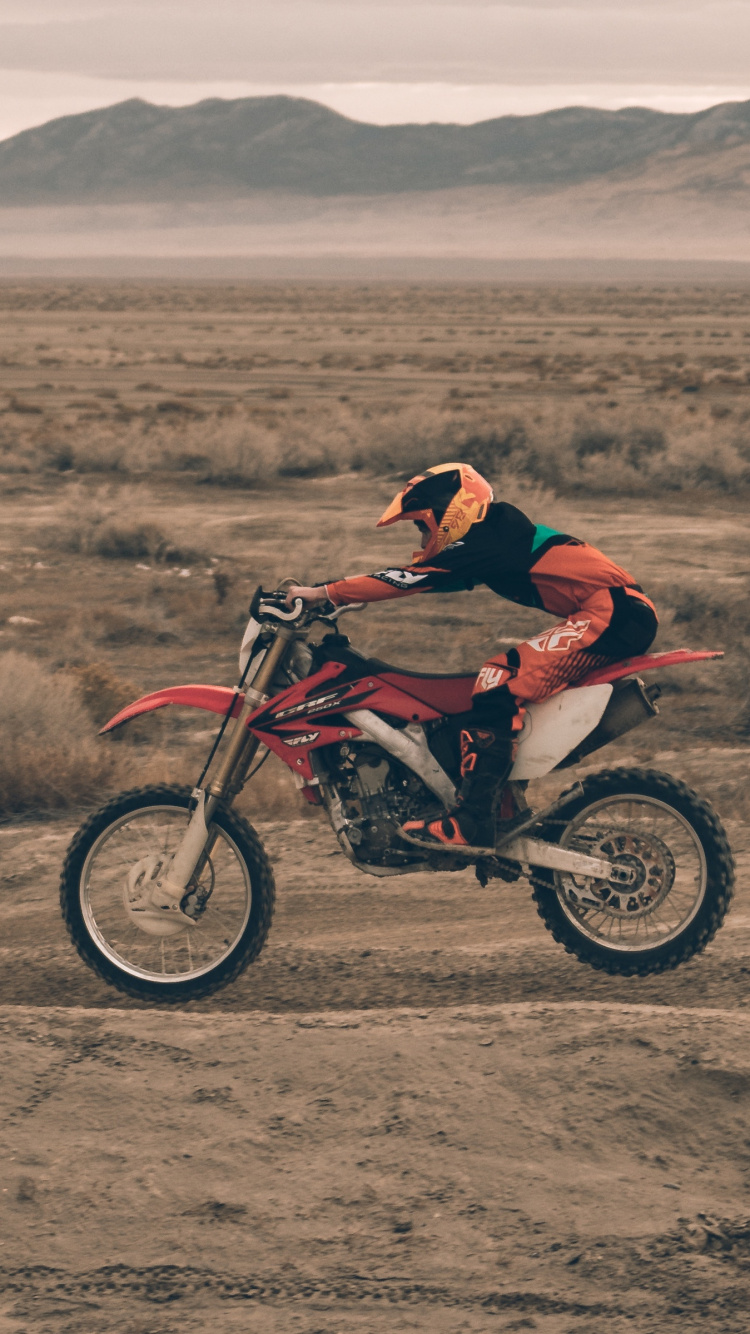 Mann in Roter Jacke, Der Auf Einem Motocross-Dirt-Bike Fährt. Wallpaper in 750x1334 Resolution