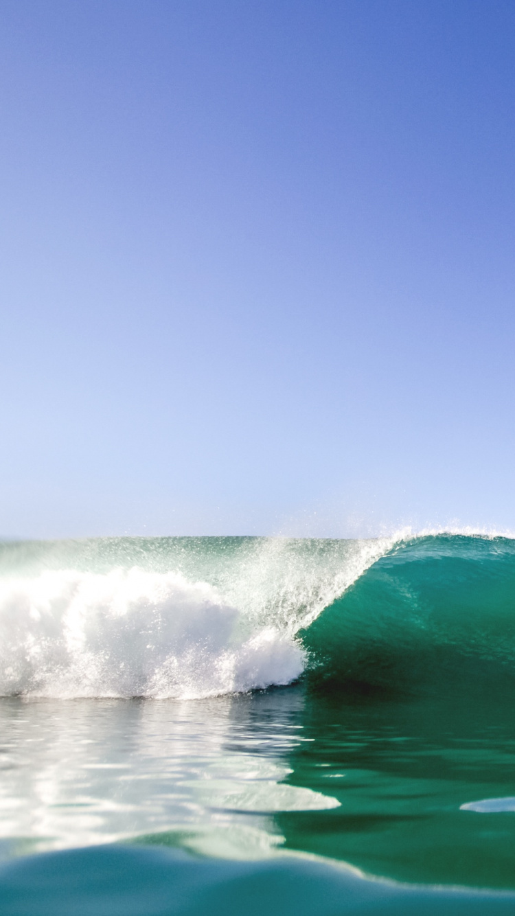 Vagues de L'océan Sous le Ciel Bleu Pendant la Journée. Wallpaper in 750x1334 Resolution