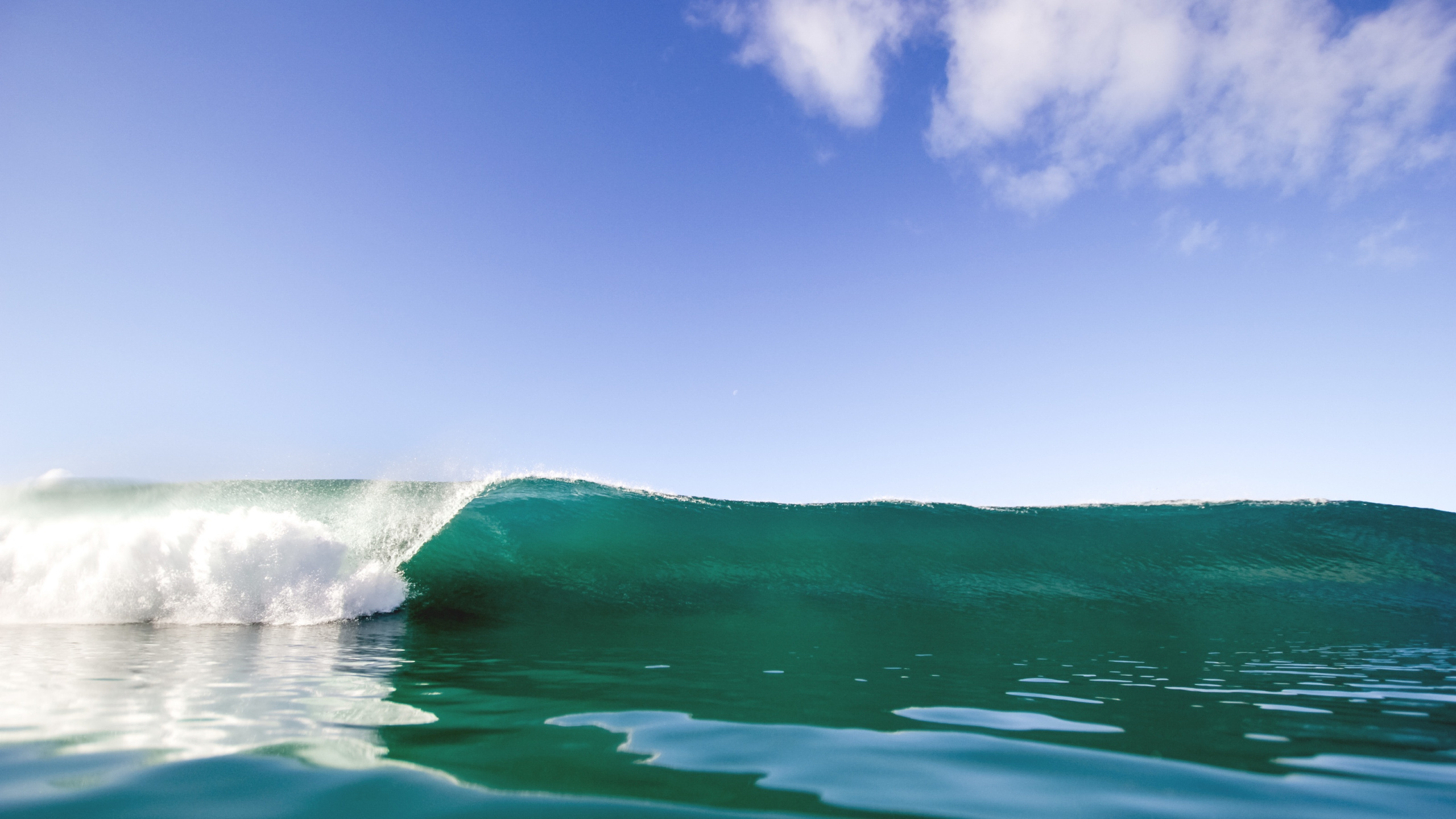 Ocean Waves Under Blue Sky During Daytime. Wallpaper in 2560x1440 Resolution