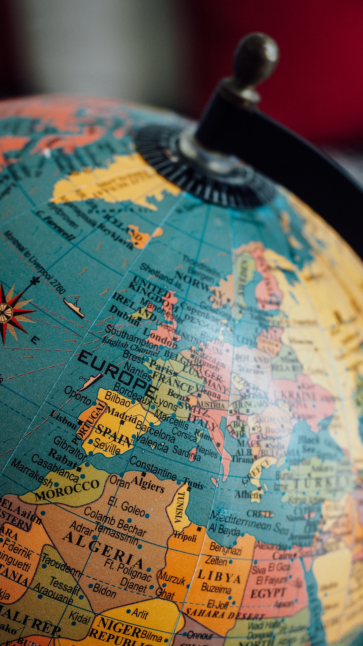 Blue and Brown Desk Globe. Wallpaper in 1440x2560 Resolution