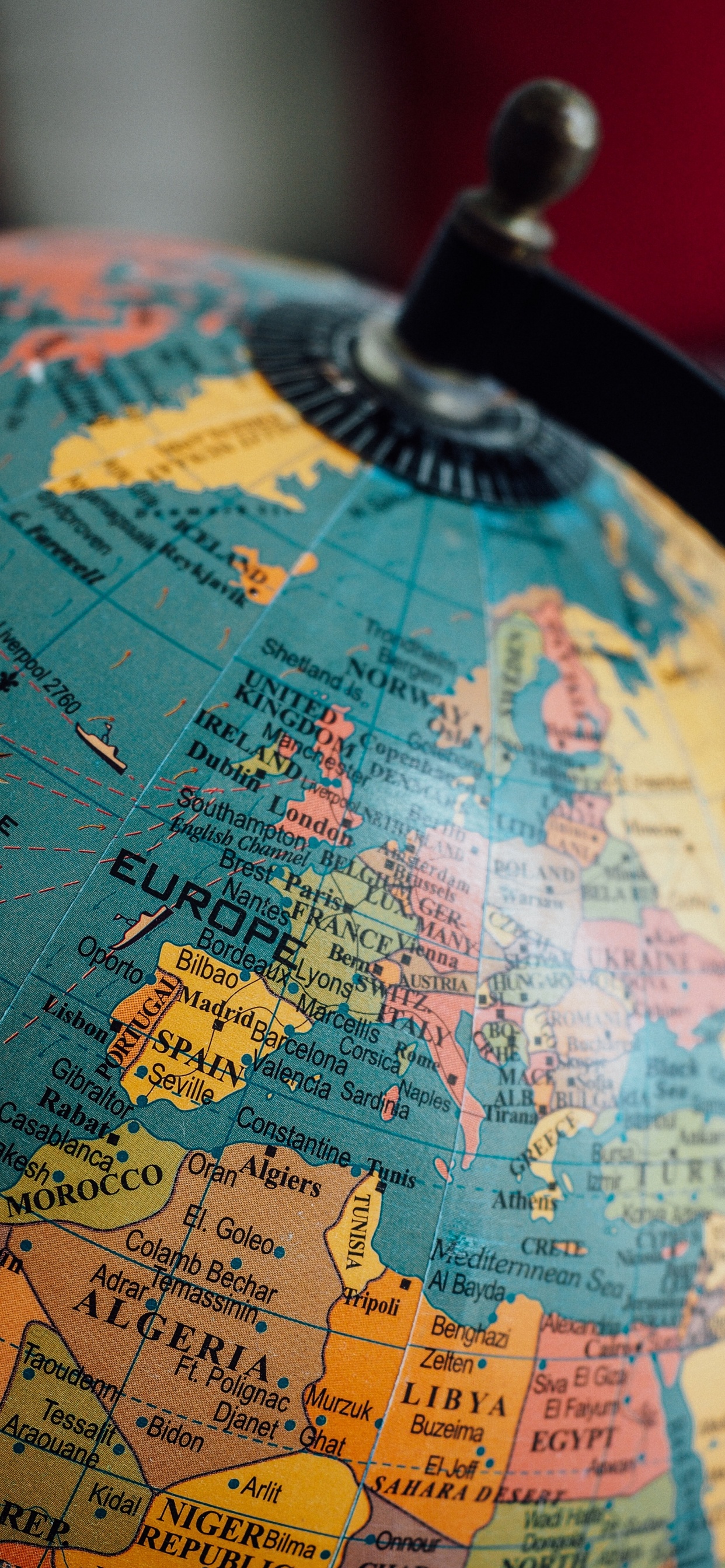 Globe de Bureau Bleu et Marron. Wallpaper in 1242x2688 Resolution