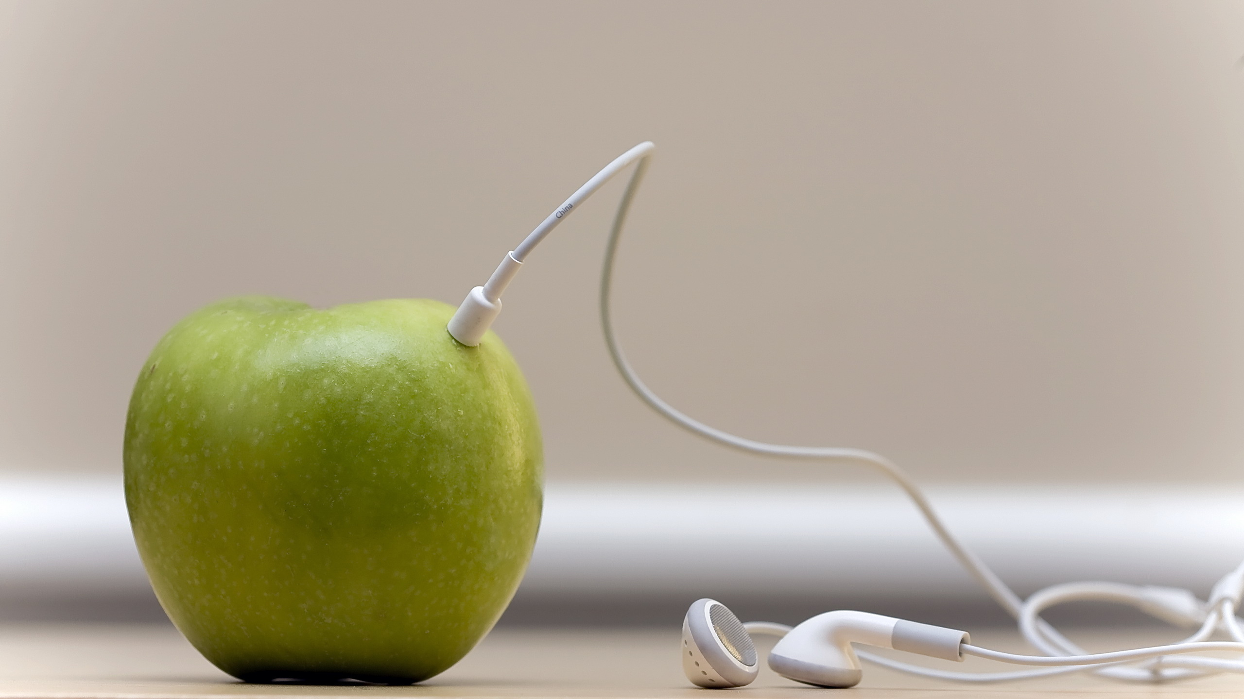 Apple, Apple-Ohrhörer, Kopfhörer, Lebensmittel, Granny Smith. Wallpaper in 2560x1440 Resolution