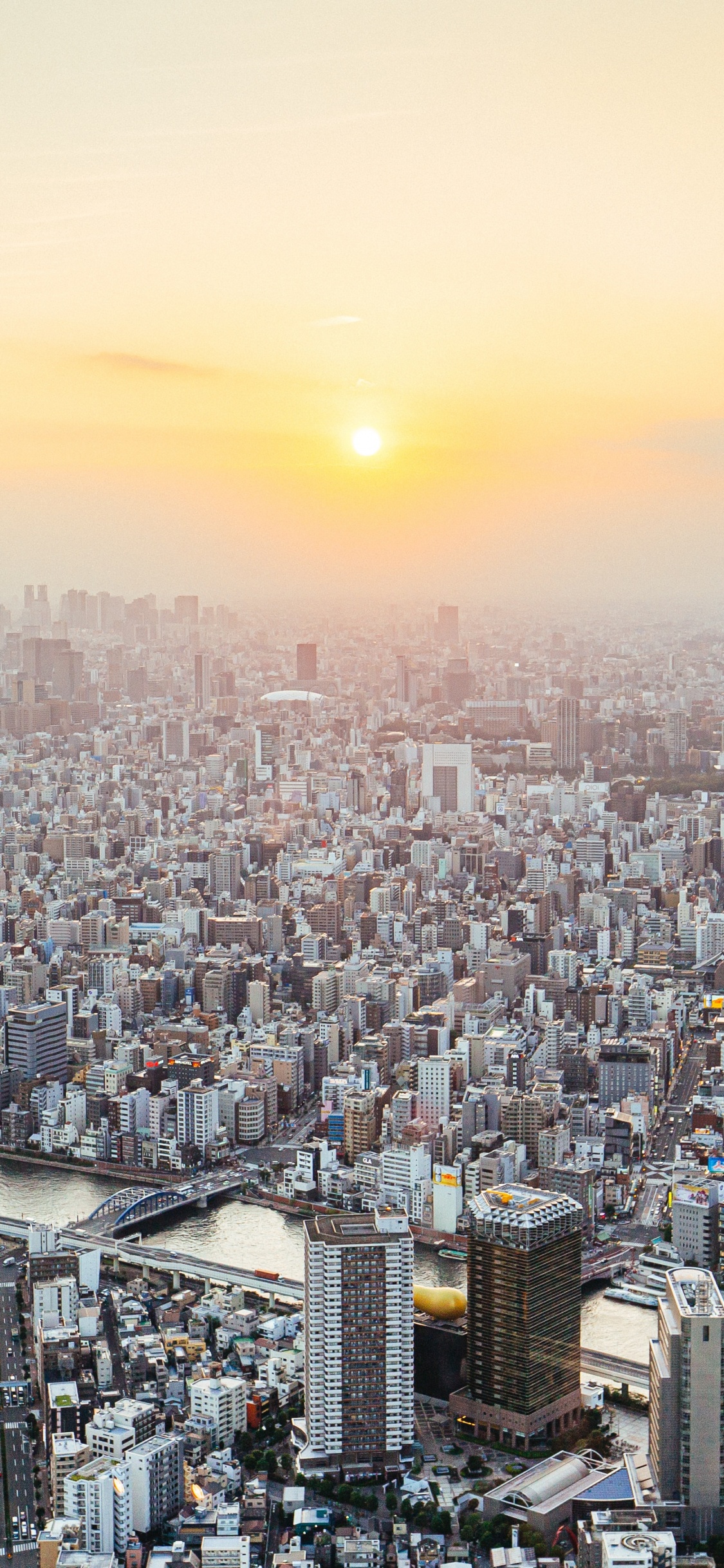 Vista Aérea de Los Edificios de la Ciudad Durante la Puesta de Sol. Wallpaper in 1125x2436 Resolution