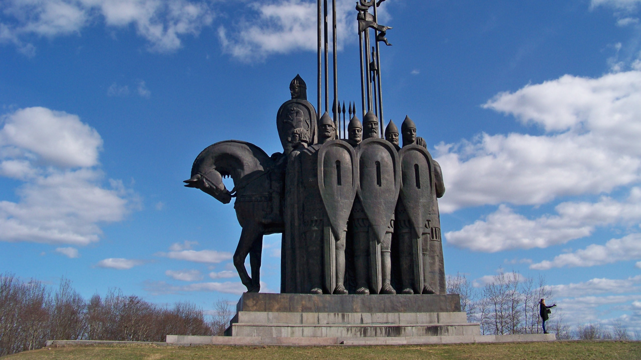 Man Riding Horse Statue Sous Ciel Bleu Pendant la Journée. Wallpaper in 1280x720 Resolution