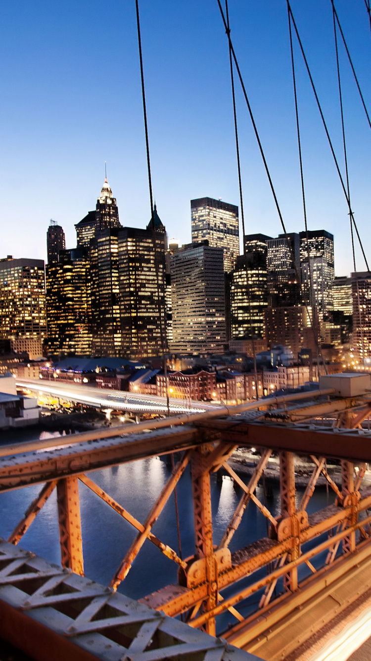 Pont Brun Au-dessus D'un Plan D'eau Pendant la Journée. Wallpaper in 750x1334 Resolution