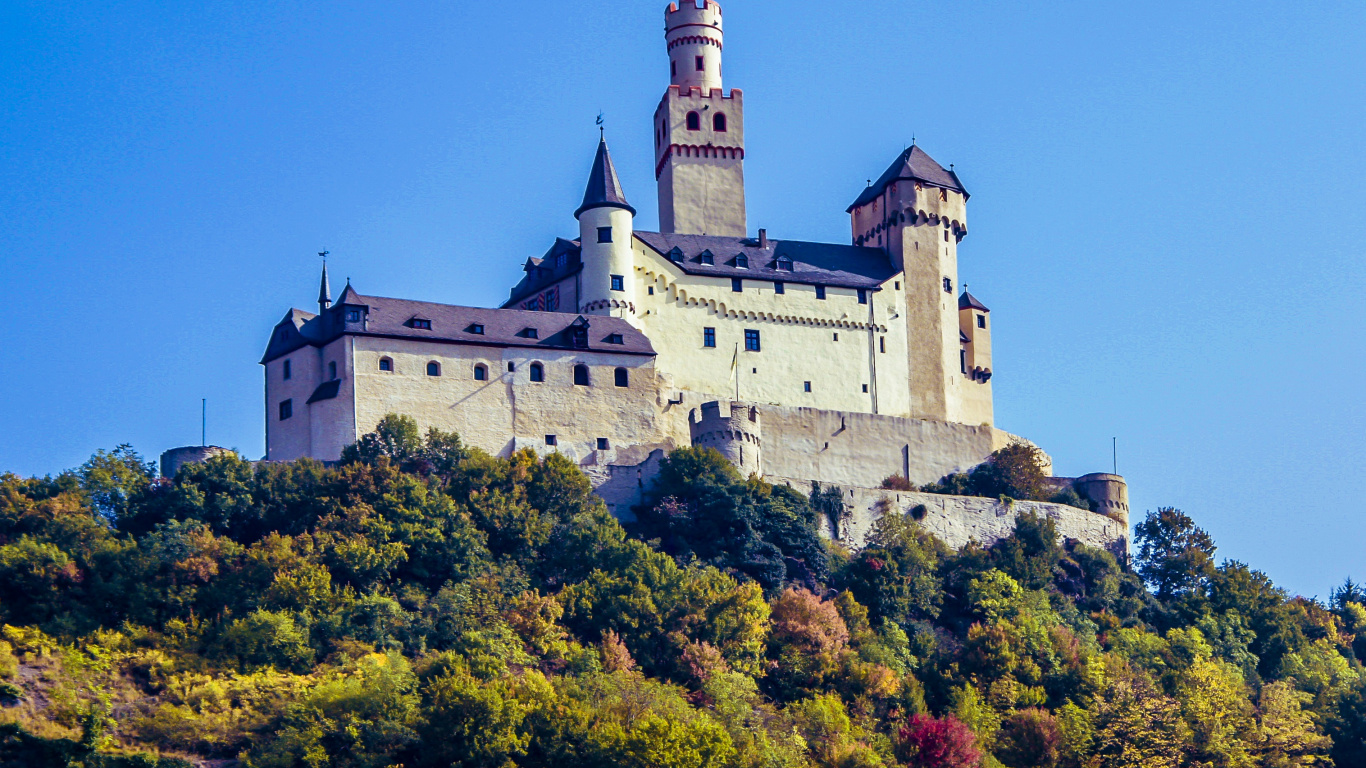 White and Gray Concrete Castle on Top of Green Mountain During Daytime. Wallpaper in 1366x768 Resolution