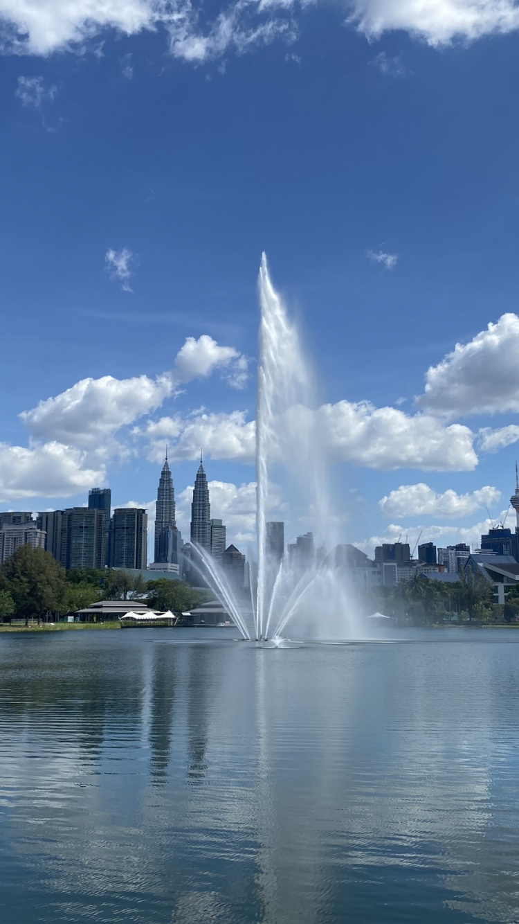 Petronas Towers, Kuala Lumpur, Malaysien, Mount Scenery, Wasserressourcen. Wallpaper in 750x1334 Resolution