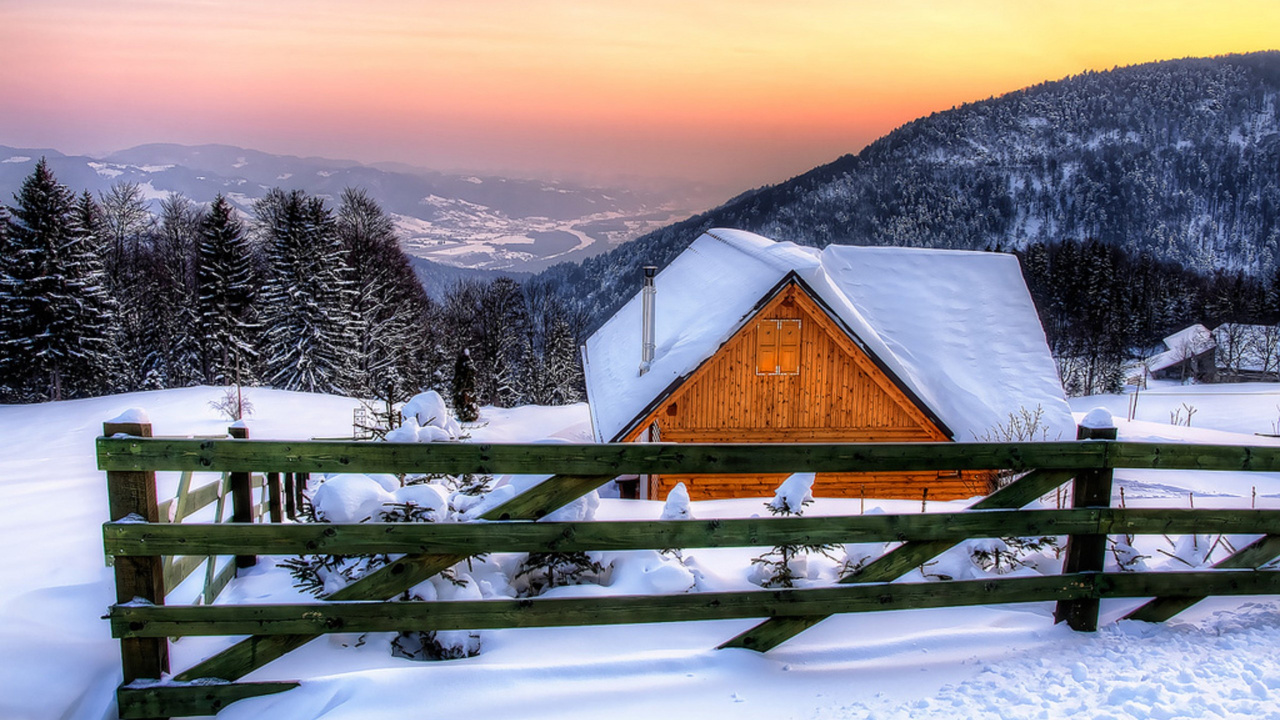 Maison en Bois Marron Sur un Sol Couvert de Neige Près de la Montagne Couverte de Neige Pendant la Journée. Wallpaper in 1280x720 Resolution