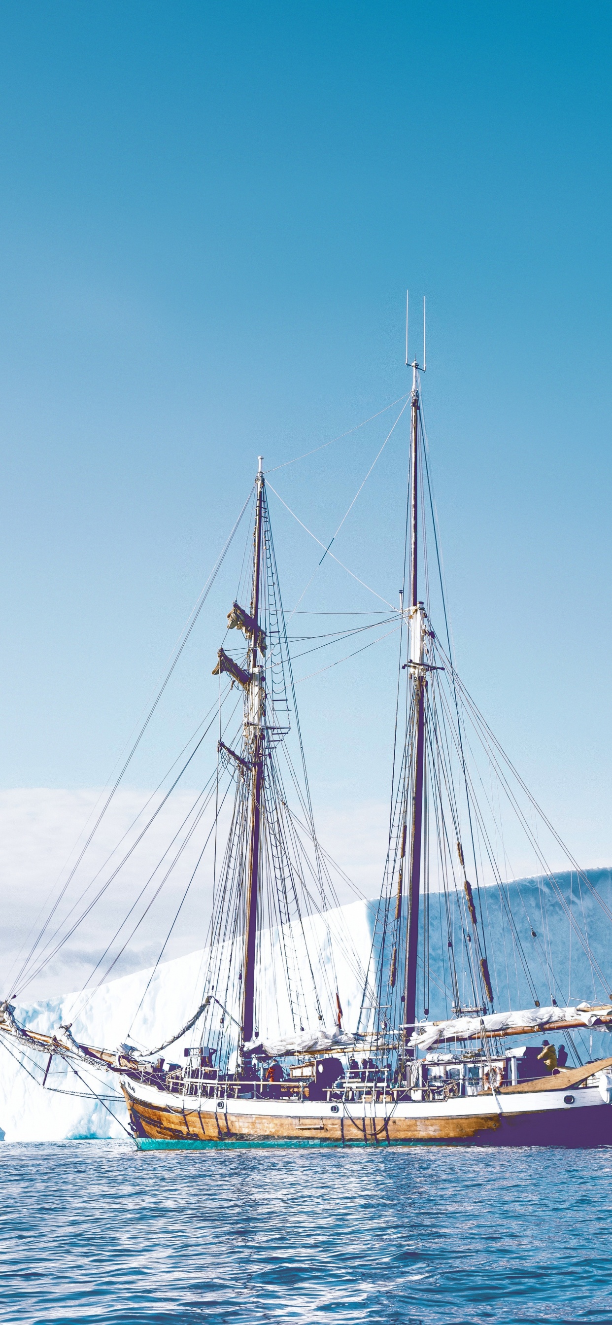 Navire, Iceberg, Bateau, Eau, Motomarine. Wallpaper in 1242x2688 Resolution