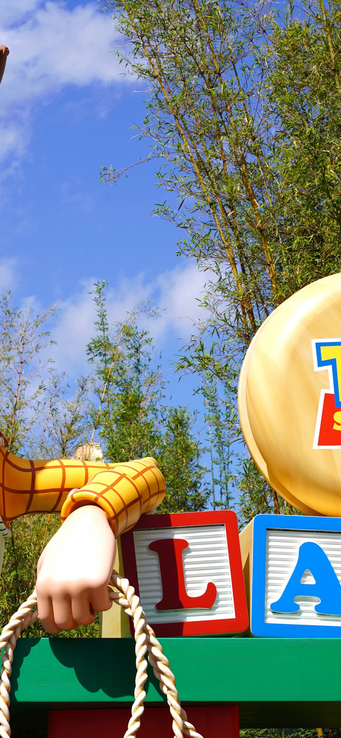 Disneys Hollywood Studios, Epcot, Toy Story Playland, Disneyland Park, Disney Movies. Wallpaper in 1125x2436 Resolution