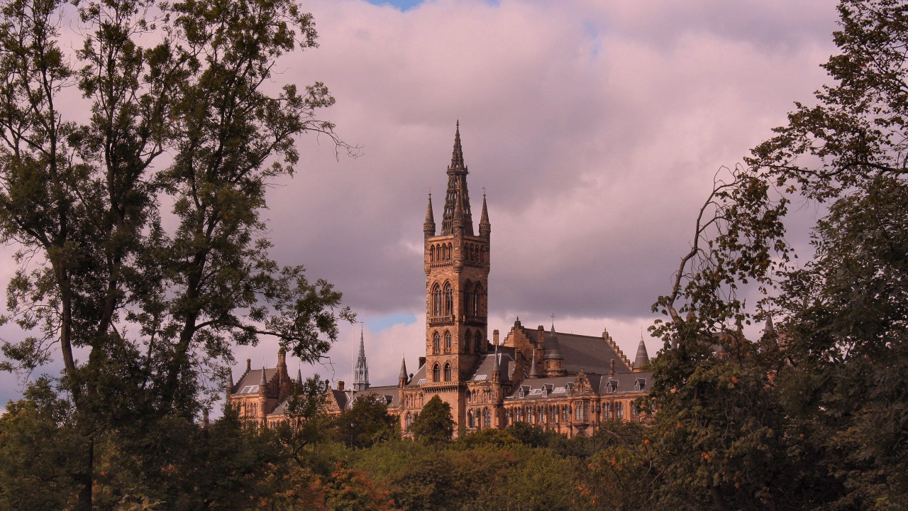 Edificio de Hormigón Marrón y Blanco Bajo un Cielo Azul Durante el Día. Wallpaper in 1280x720 Resolution