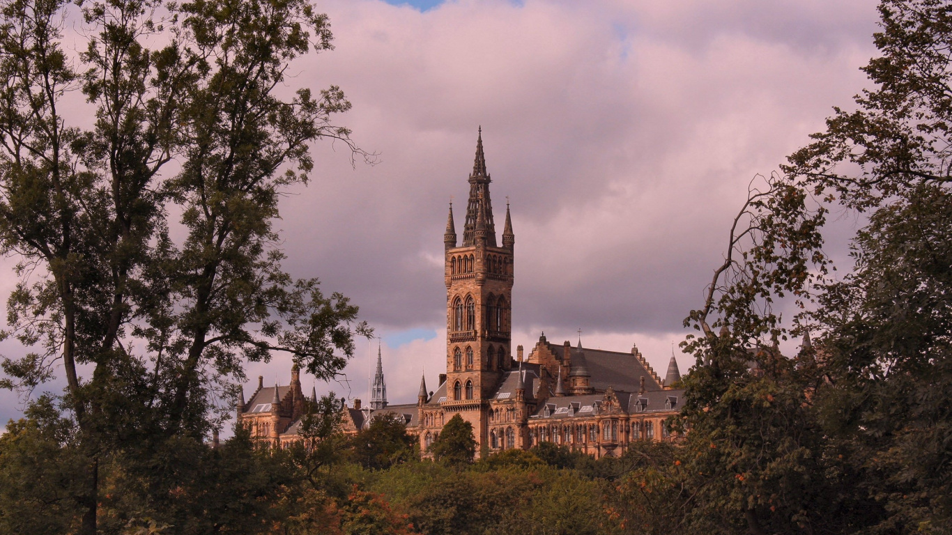 Edificio de Hormigón Marrón y Blanco Bajo un Cielo Azul Durante el Día. Wallpaper in 1366x768 Resolution