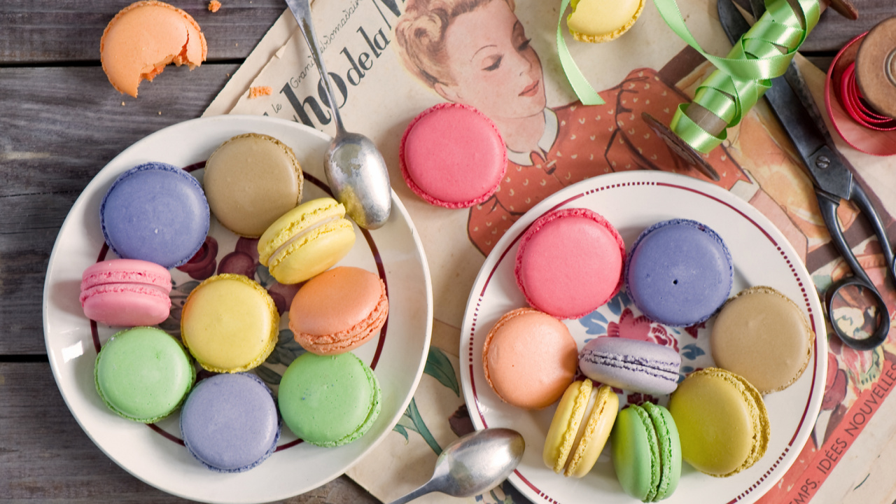 Oeuf de Couleur Assortie Sur Bol en Céramique Blanche. Wallpaper in 1280x720 Resolution