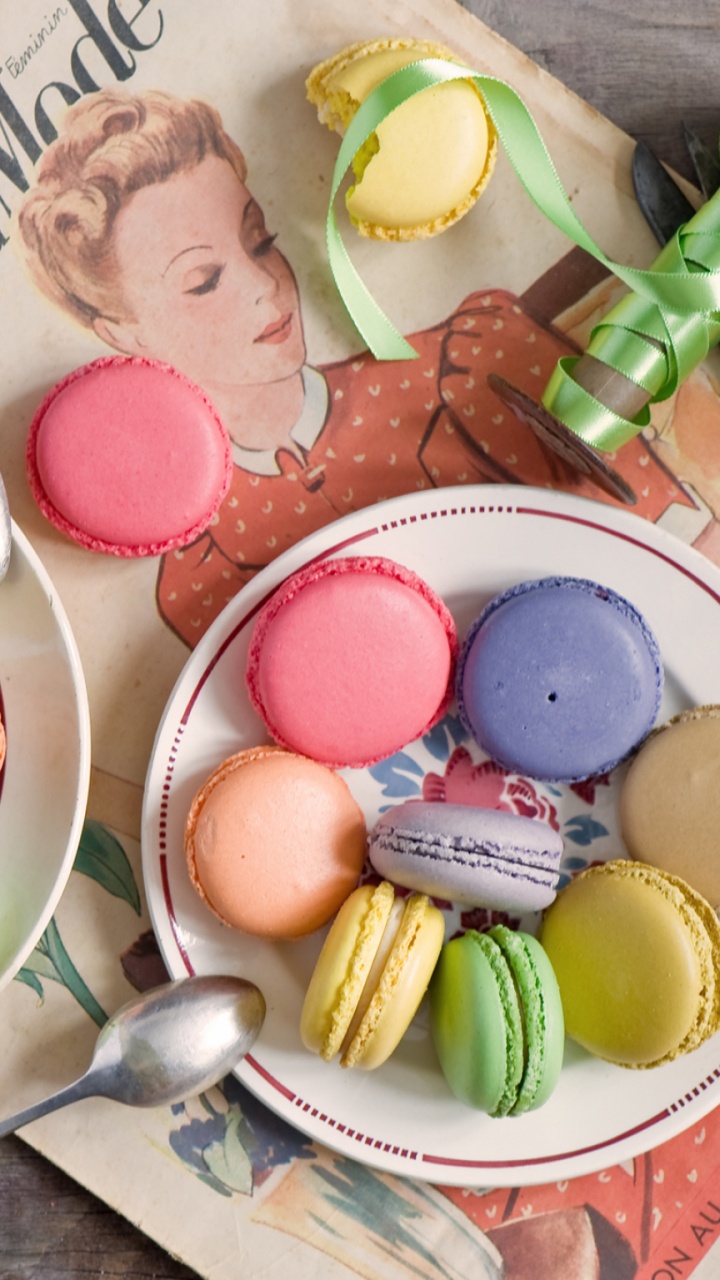 Oeuf de Couleur Assortie Sur Bol en Céramique Blanche. Wallpaper in 720x1280 Resolution