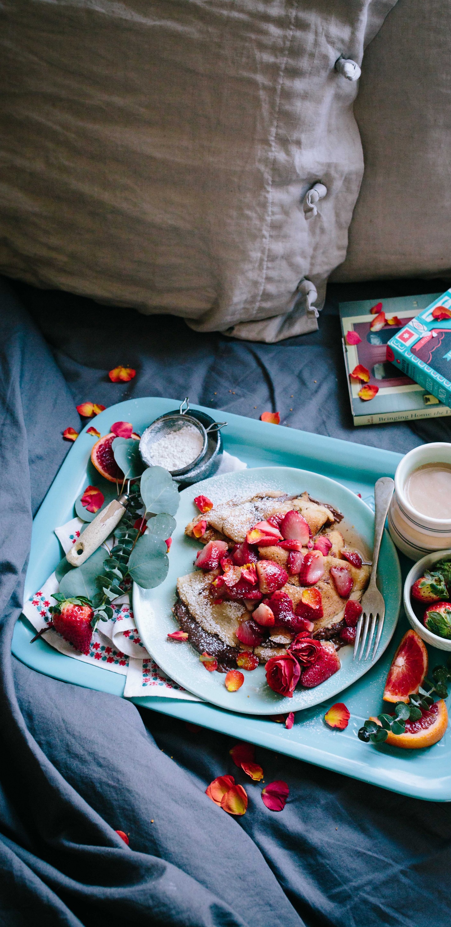 Fresas en Rodajas Sobre Placa de Cerámica Blanca. Wallpaper in 1440x2960 Resolution