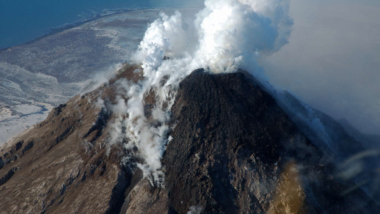 Weiße Wolken Auf Braunem Berg. Wallpaper in 1280x720 Resolution