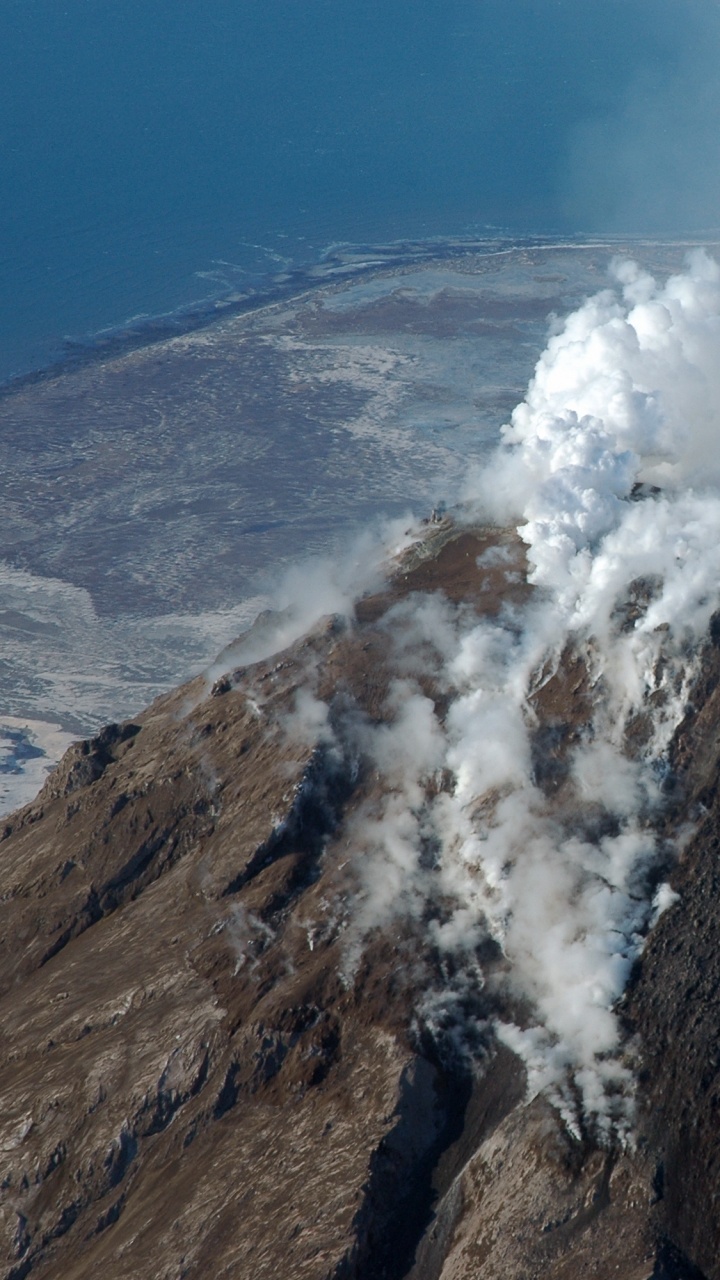 Nubes Blancas en la Montaña Marrón. Wallpaper in 720x1280 Resolution
