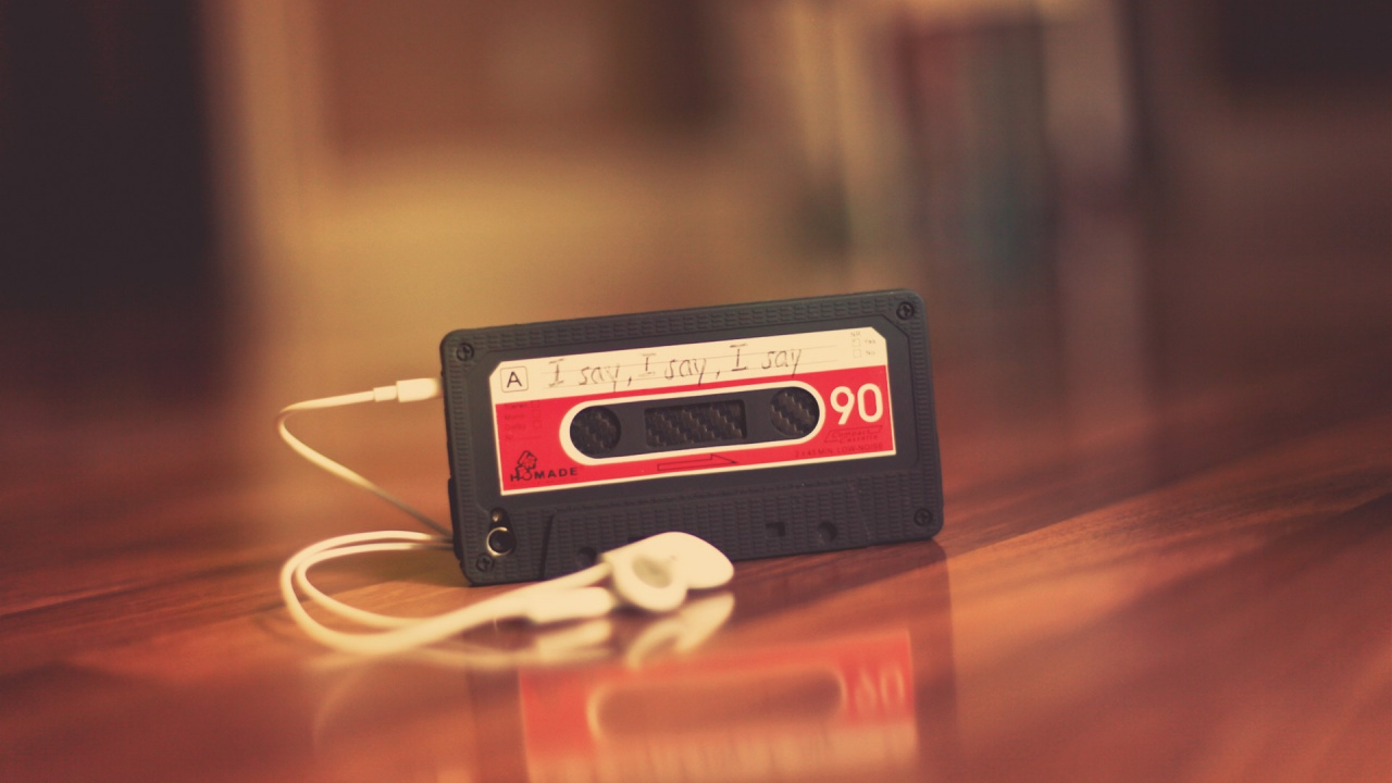 Auriculares Blancos Sobre Mesa de Madera Marrón. Wallpaper in 1280x720 Resolution