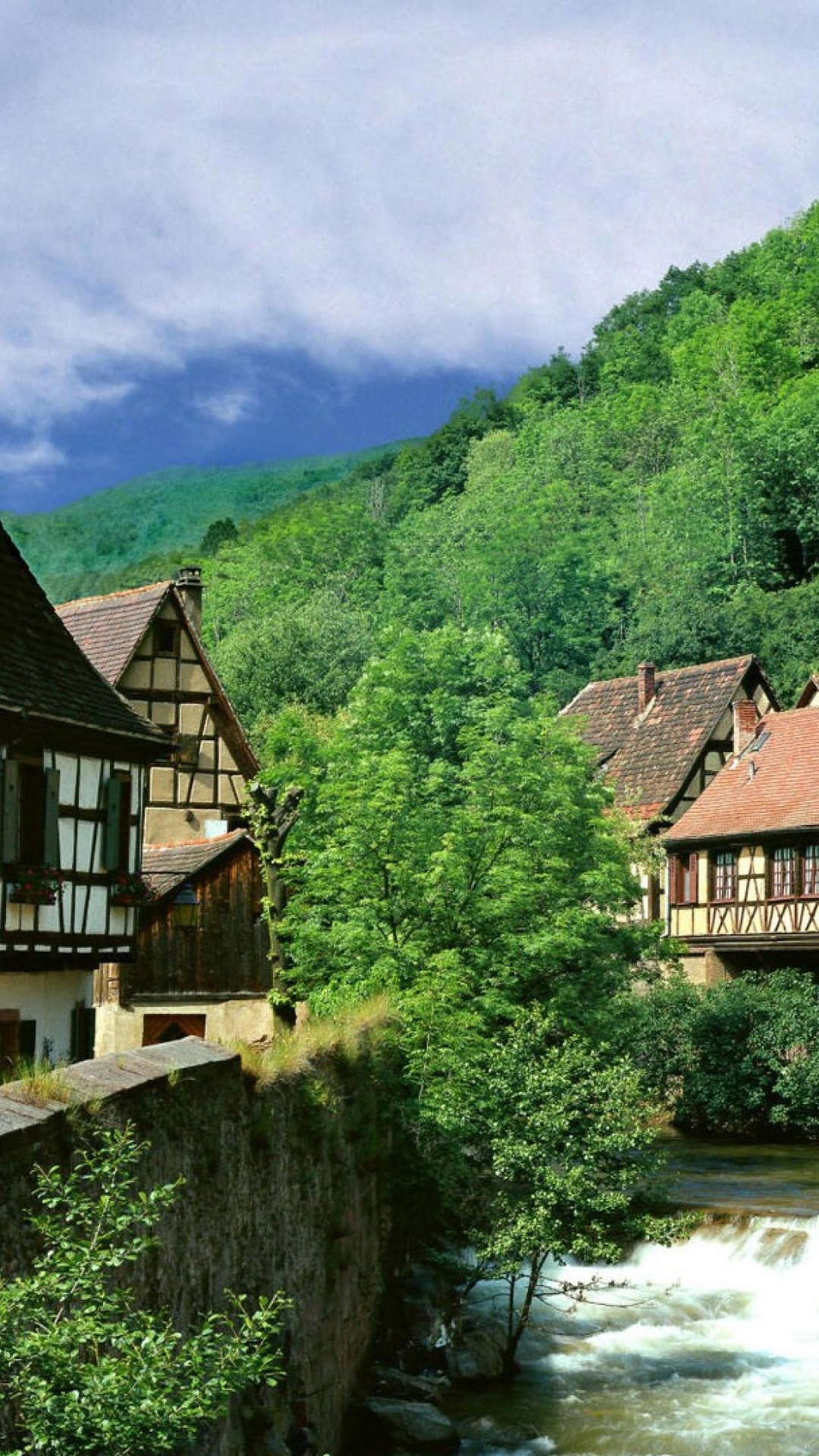 Braunes Und Weißes Haus in Der Nähe Von Fluss Und Grünem Berg Tagsüber. Wallpaper in 1080x1920 Resolution