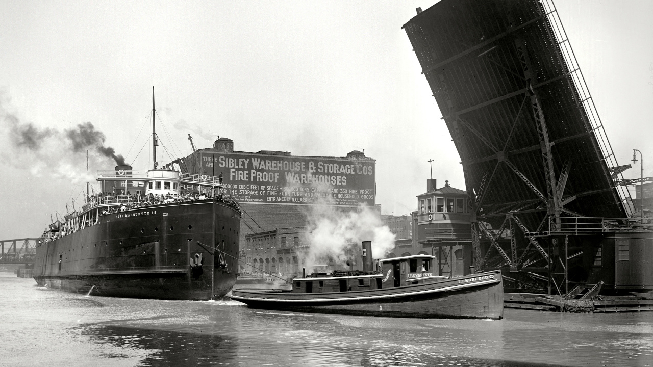 Graustufenfoto Von Schiff Auf See. Wallpaper in 1280x720 Resolution