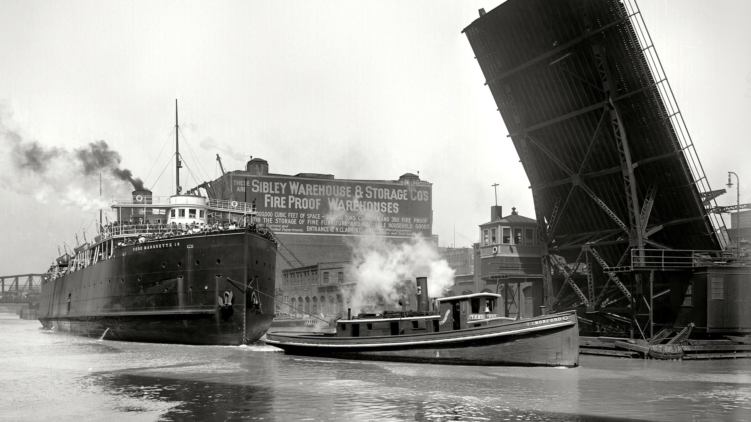 Graustufenfoto Von Schiff Auf See. Wallpaper in 2560x1440 Resolution