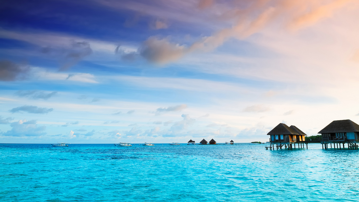 Mer Bleue Sous Ciel Bleu Pendant la Journée. Wallpaper in 1366x768 Resolution