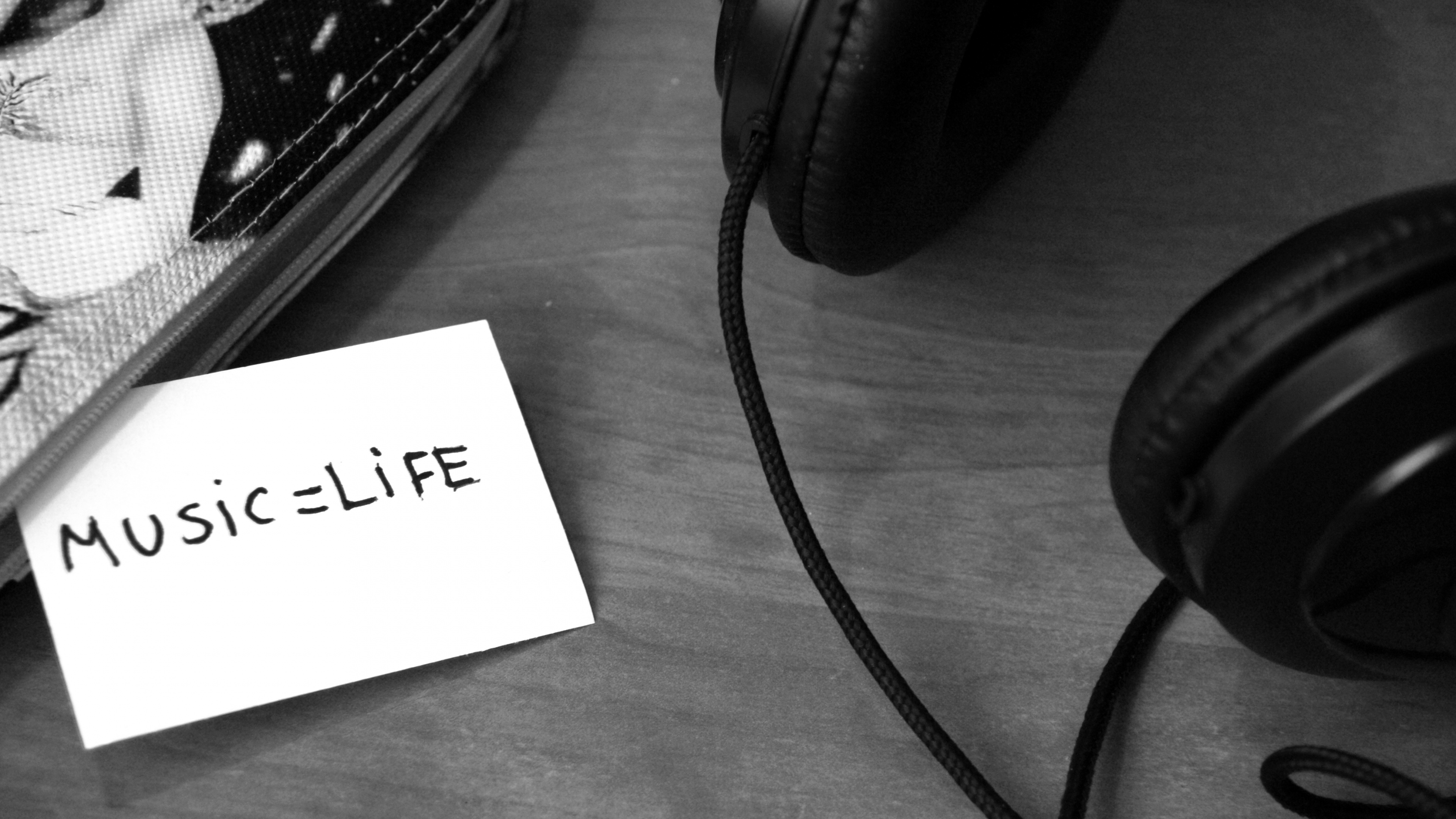 en Blanco y Negro, Músico, Auriculares, Equipo de Audio, Dispositivo Electrónico. Wallpaper in 3840x2160 Resolution