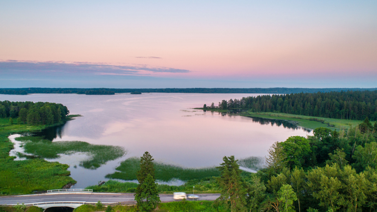 Green Trees Near Body of Water During Daytime. Wallpaper in 1280x720 Resolution