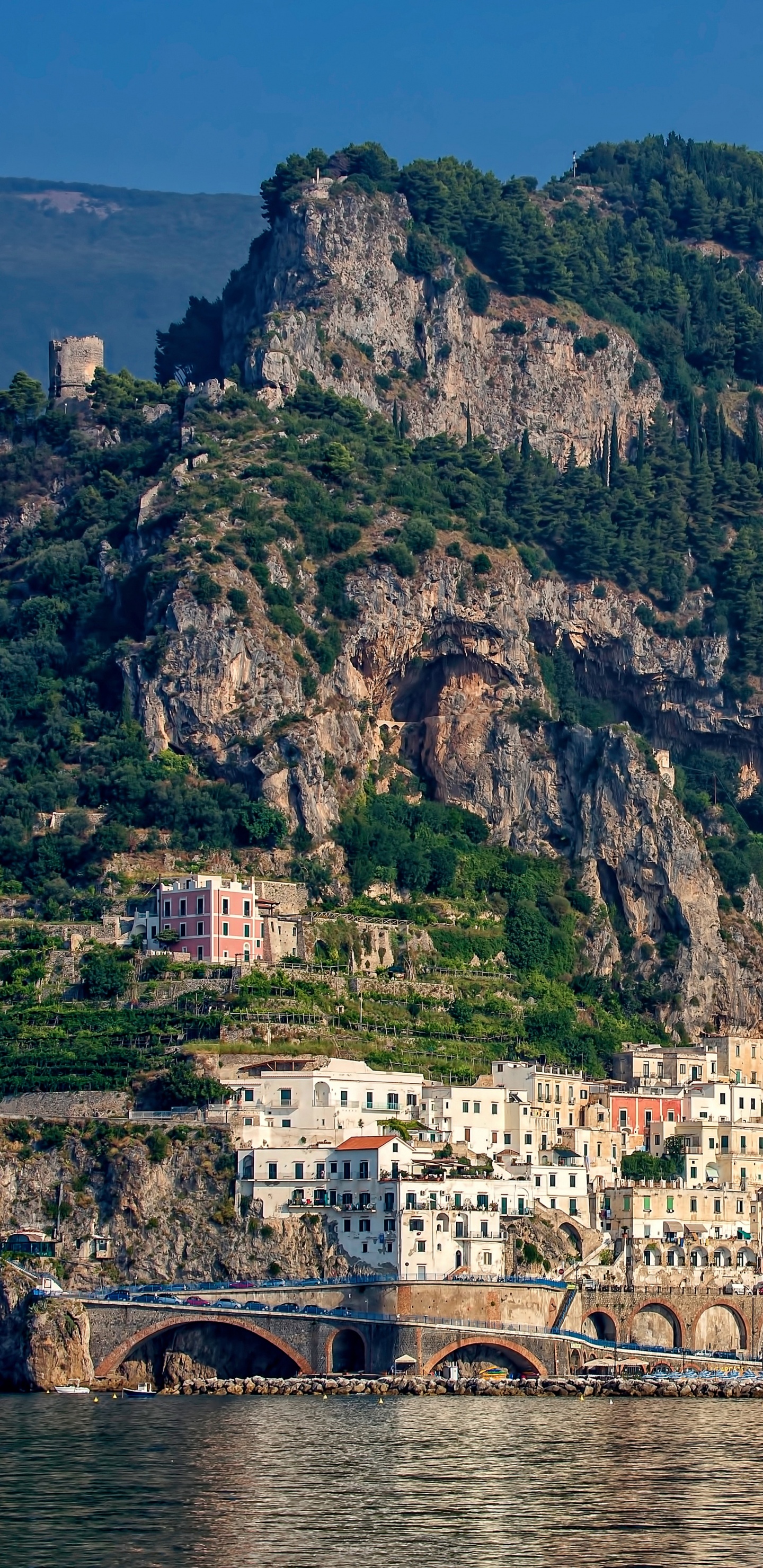 Bâtiment en Béton Blanc et Marron Près de la Montagne Verte Pendant la Journée. Wallpaper in 1440x2960 Resolution