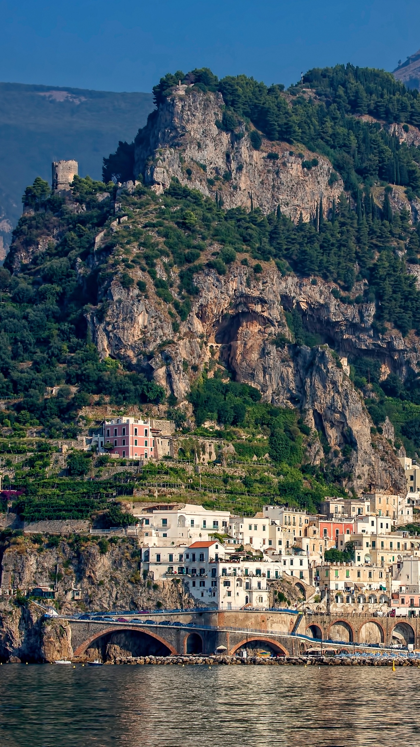Edificio de Hormigón Blanco y Marrón Cerca de Green Mountain Durante el Día. Wallpaper in 1440x2560 Resolution