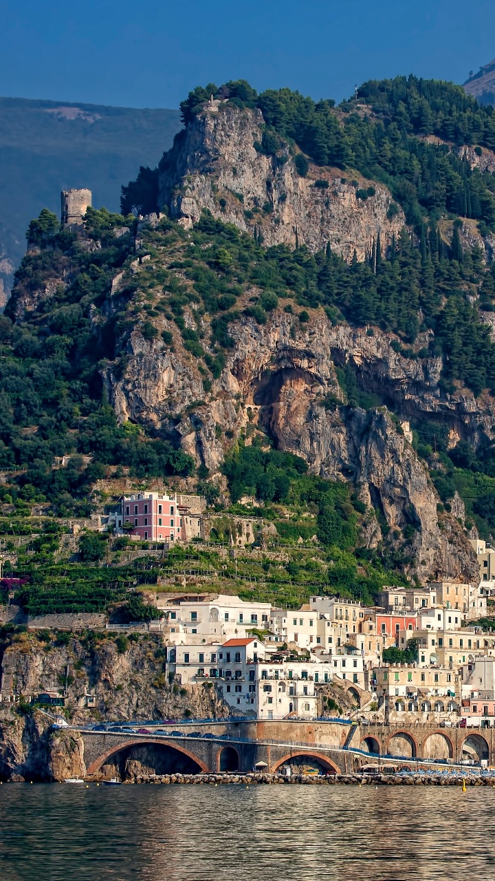 Edificio de Hormigón Blanco y Marrón Cerca de Green Mountain Durante el Día. Wallpaper in 720x1280 Resolution