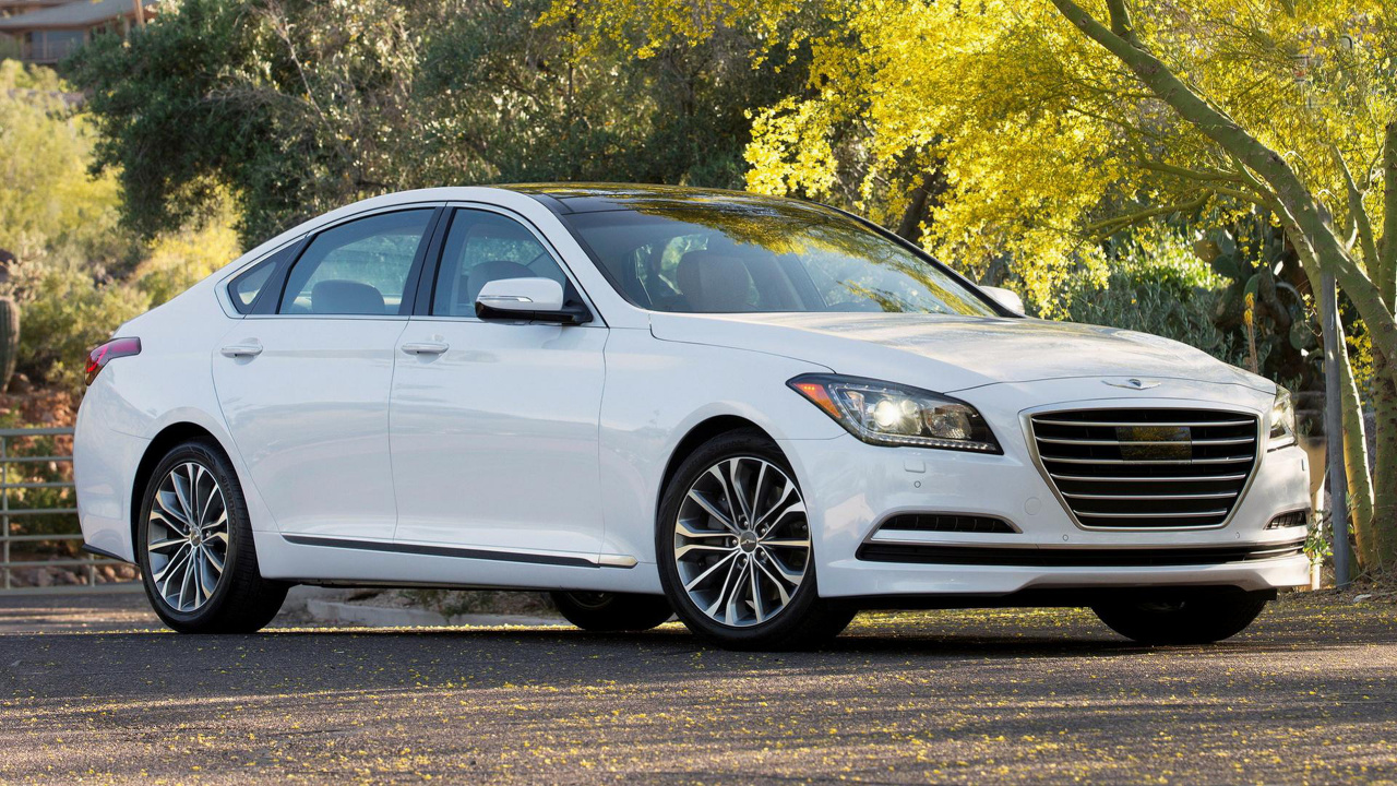 Weißer Bmw x 6 Geparkt Auf Grauer Asphaltstraße Tagsüber. Wallpaper in 1280x720 Resolution