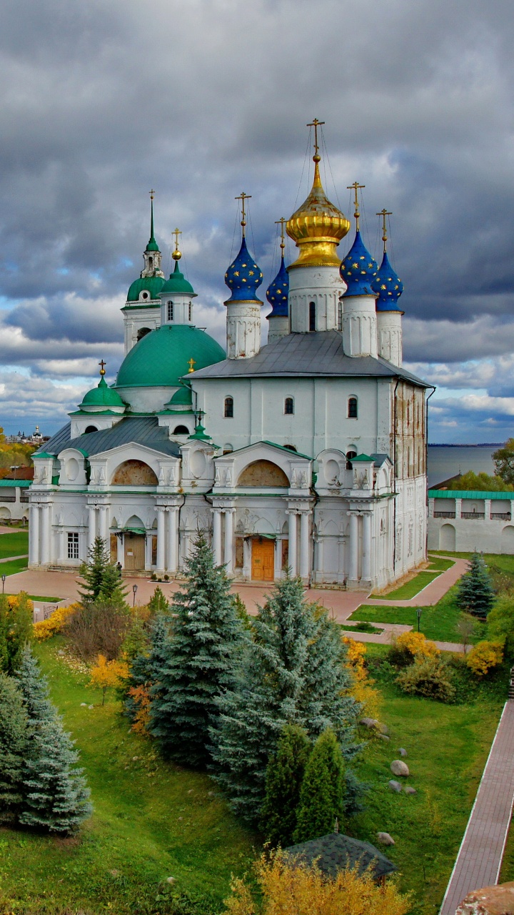 Bâtiment en Béton Blanc et Marron Près D'arbres Verts Sous Des Nuages Blancs Pendant la Journée. Wallpaper in 720x1280 Resolution