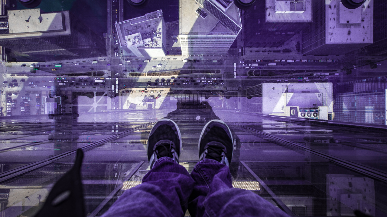 Person in Roten Hosen Und Schwarzen Schuhen, Die am Rand Eines Gebäudes Sitzt. Wallpaper in 1280x720 Resolution