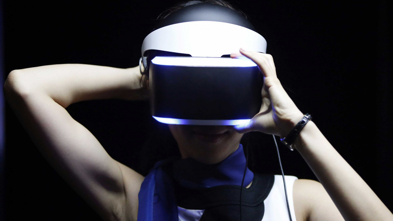 Mujer en Blanco y Azul Camiseta Sin Mangas Adidas Vistiendo Gafas vr Blancas y Azules. Wallpaper in 1366x768 Resolution