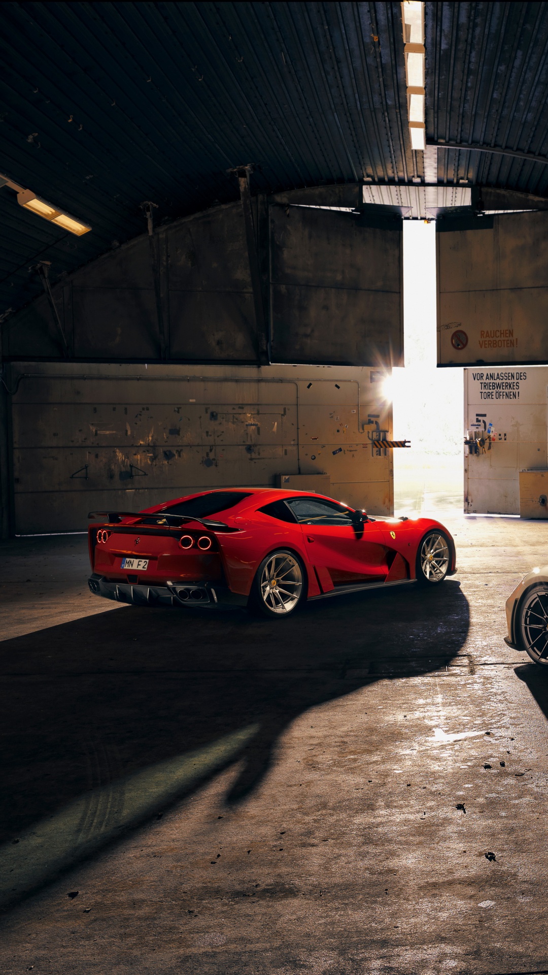 Porsche 911 Blanco y Rojo Estacionado en la Carretera de Hormigón Gris. Wallpaper in 1080x1920 Resolution