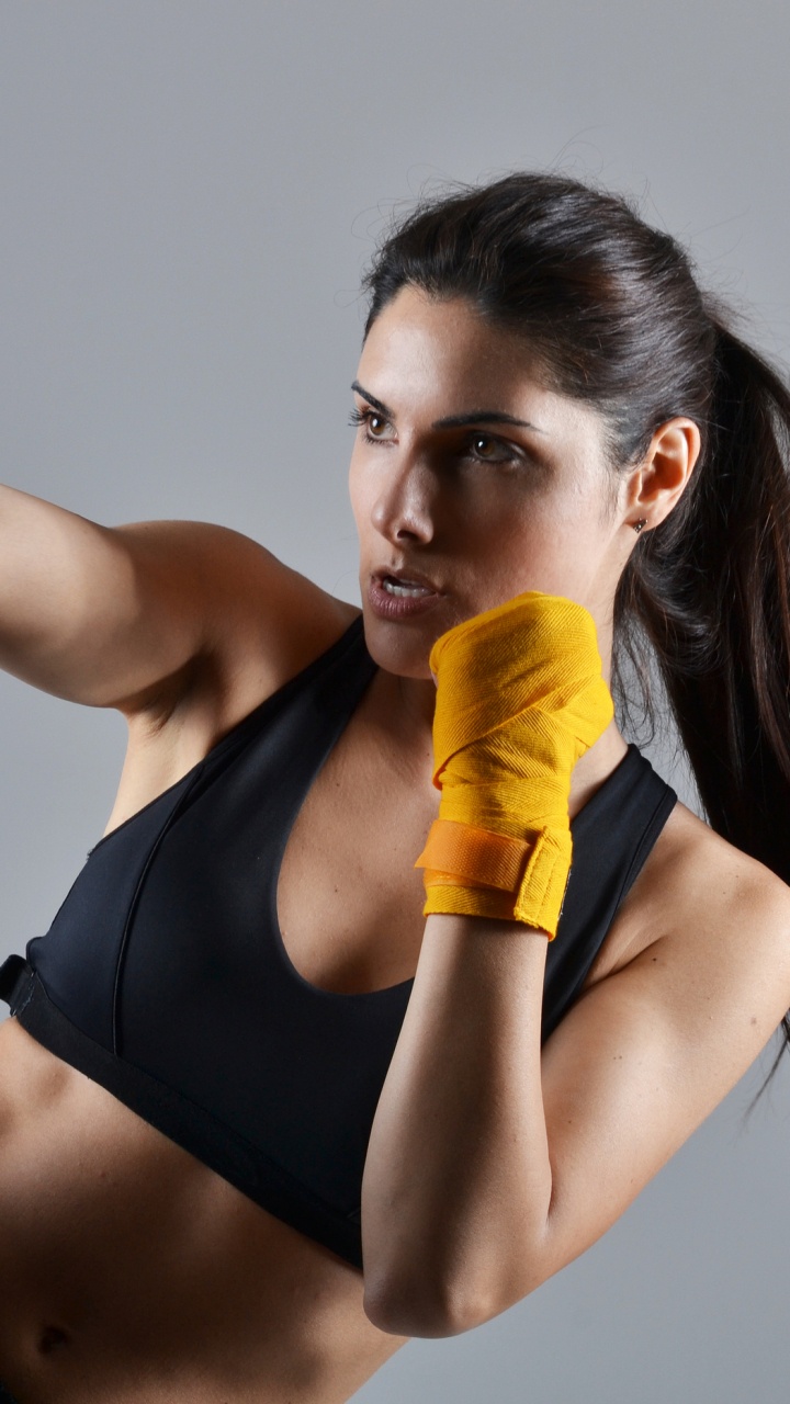 Frau in Schwarzem Sport-BH Und Schwarzer Hose. Wallpaper in 720x1280 Resolution