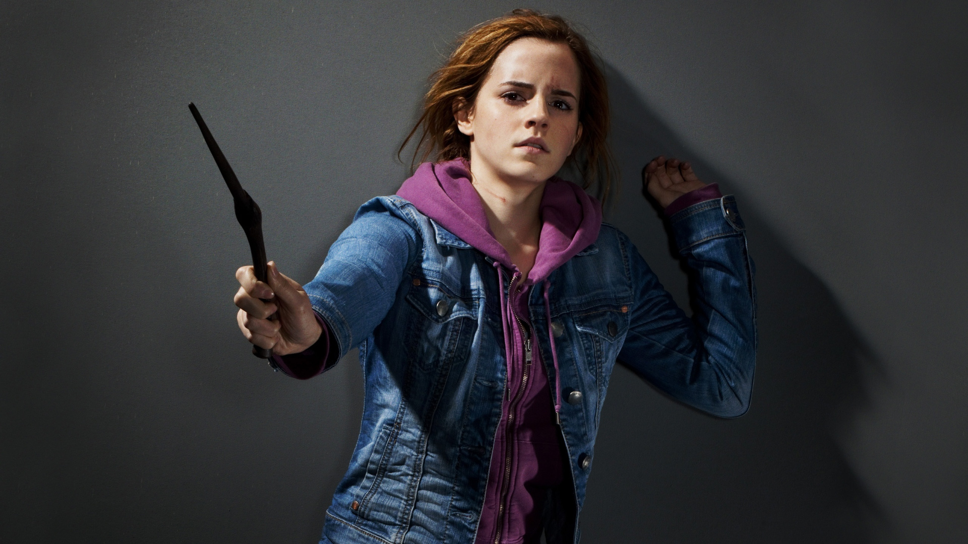 Mujer en Chaqueta de Mezclilla Azul Con Botones Sosteniendo un Cuchillo de Mango Negro. Wallpaper in 1920x1080 Resolution