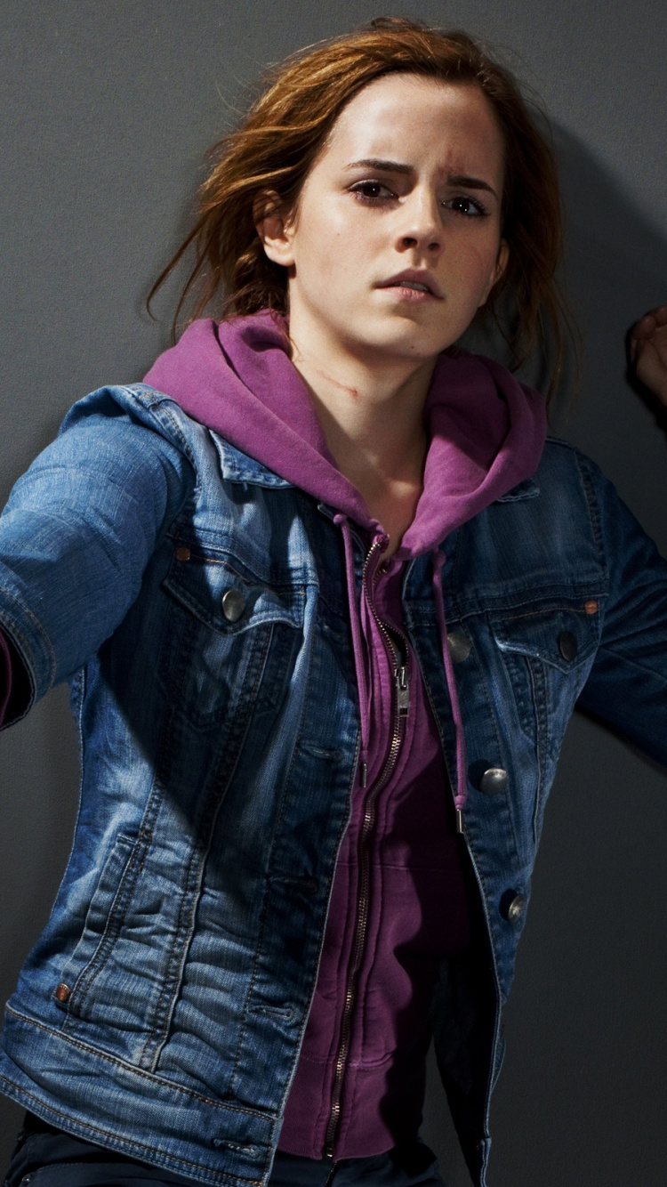 Mujer en Chaqueta de Mezclilla Azul Con Botones Sosteniendo un Cuchillo de Mango Negro. Wallpaper in 750x1334 Resolution