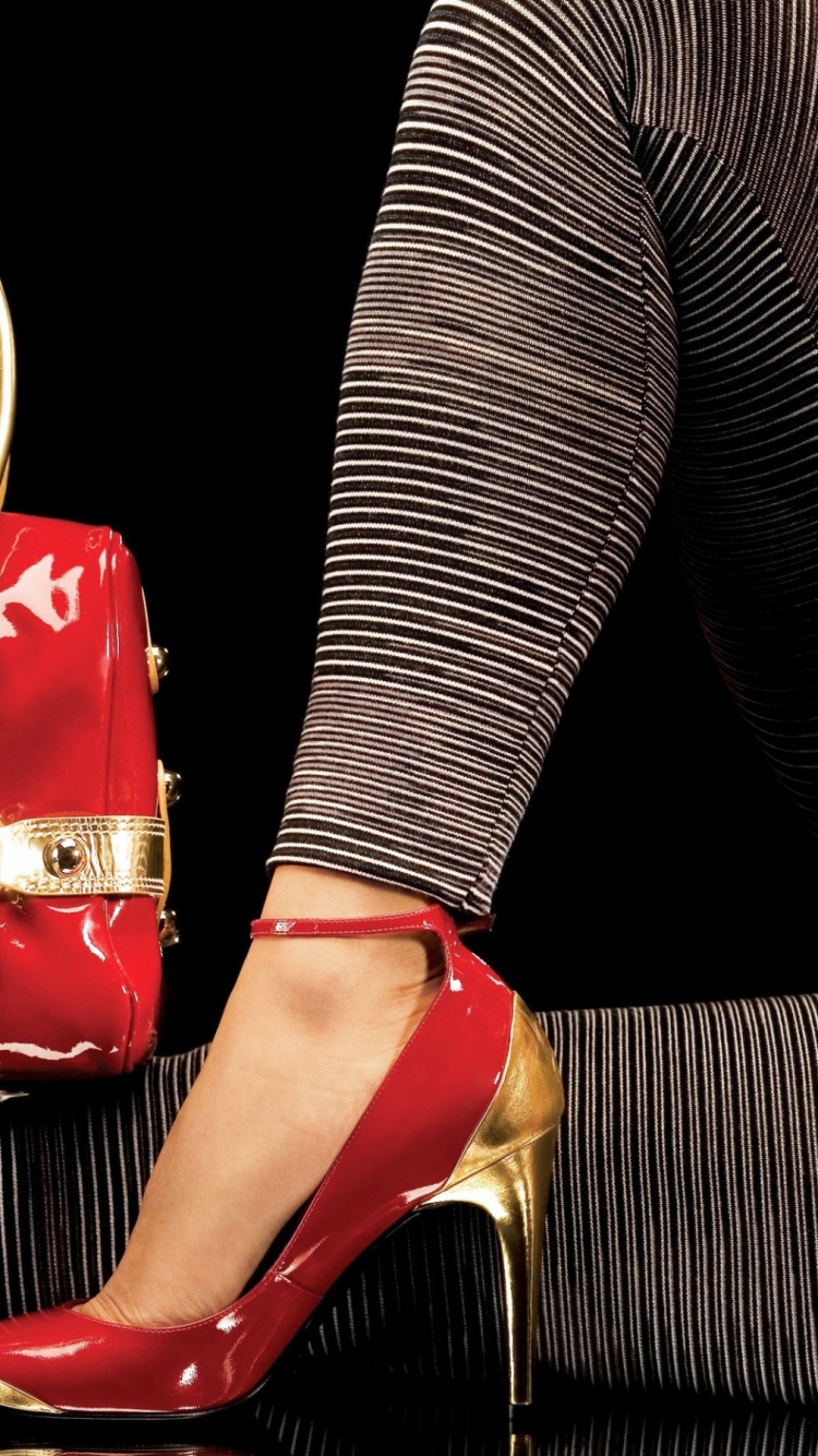 Rote Lederhandtasche Auf Schwarzem Textil. Wallpaper in 750x1334 Resolution